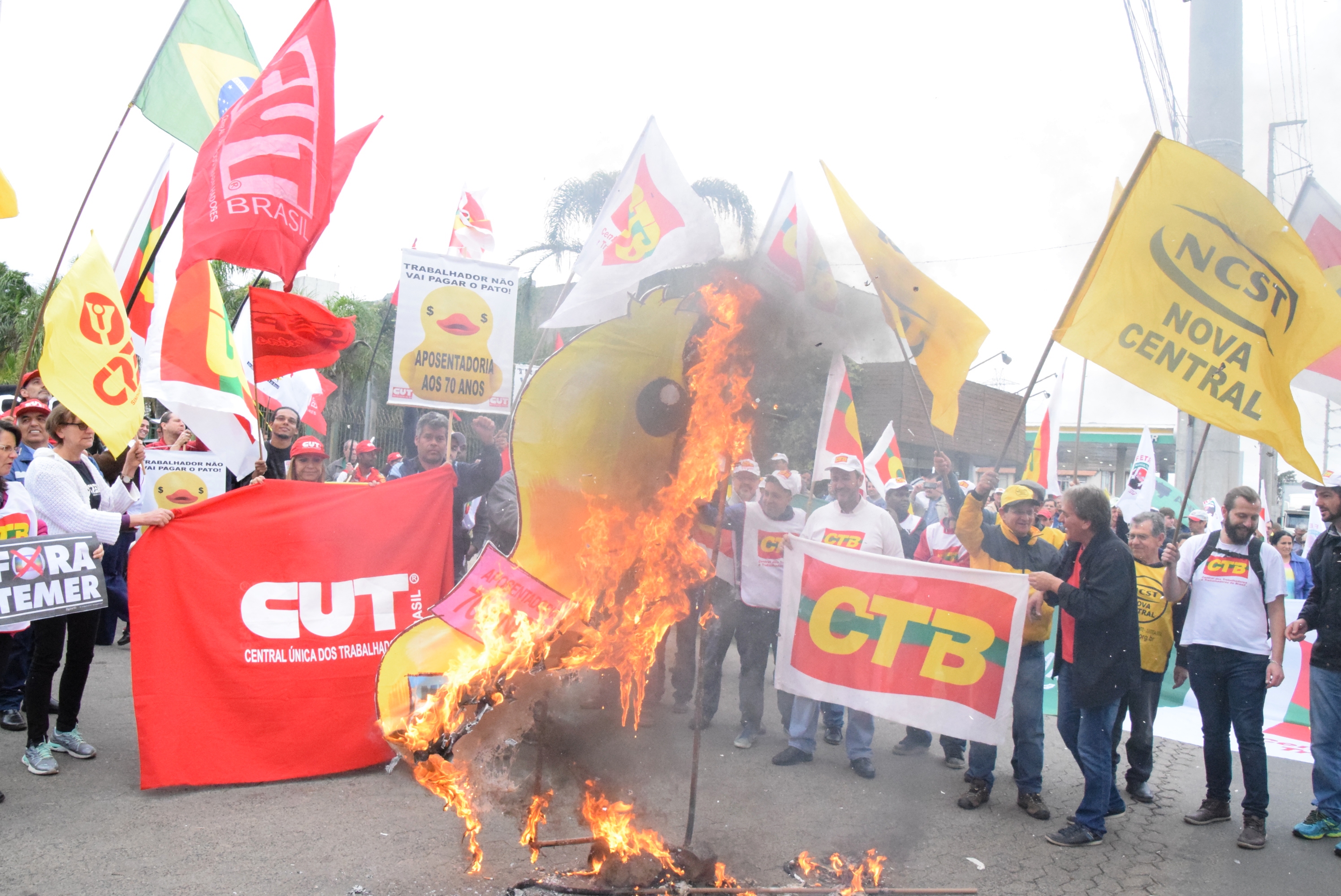 CUT denuncia golpe nos direitos em ato na Fiergs