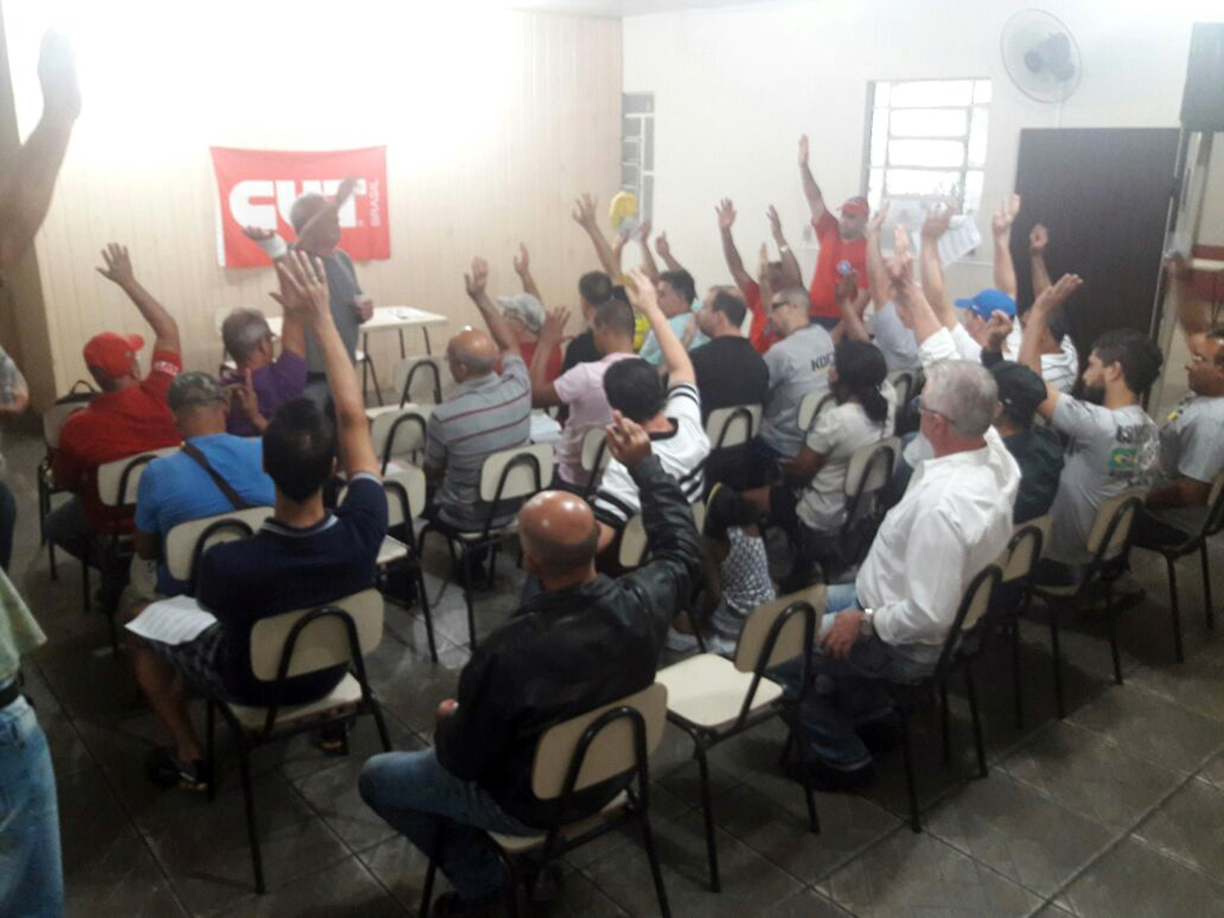 METALÚRGICOS DE CACHOEIRINHA APROVAM PAUTA DE REIVINDICAÇÕES EM ASSEMBLEIA GERAL