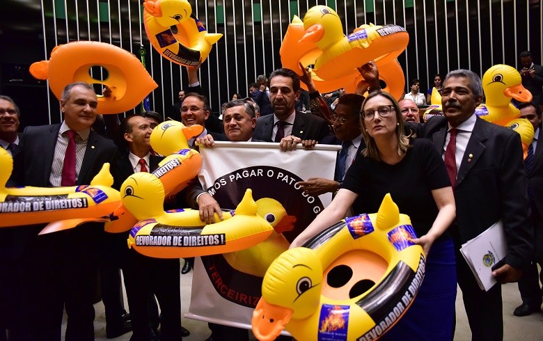 Câmara rasga CLT e aprova projeto de terceirização generalizada