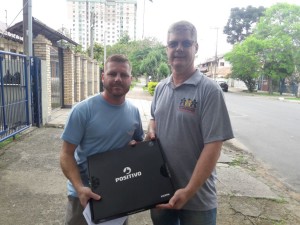 Rogério Luiz P.de Sousa recebe o notebook do vice-presidente Marcos Muller