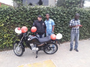 Moto é entregue ao sócio Sonel pelo diretor Gil Francisco Costa