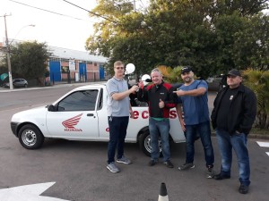 O presidente Marcos Muller entregando a chave para o sócio Amadeu dos Santos, acompanhado pelos diretores Aldair Araújo e Gil Costa. Empresa: Parker