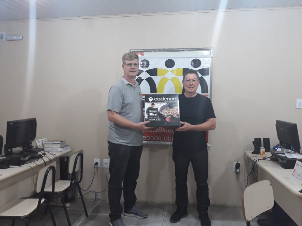Na foto, o vencedor do quinto prêmio, um grill, Izidoro kovaski, ao seu lado o presidente, Marcos Muller. Aposentado