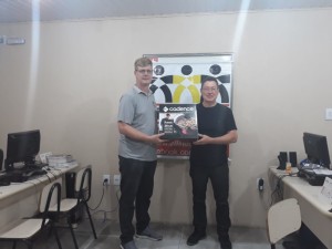 Na foto, o vencedor do quinto prêmio, um grill,  Izidoro kovaski, ao seu lado o presidente, Marcos Muller. Aposentado