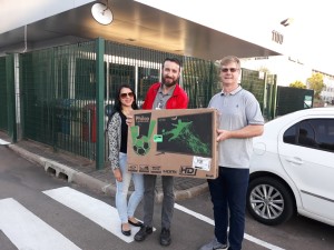 Na foto, o vencedor do segundo prêmio, uma TV de 32", Everton das Chagas, ao seu lado o presidente, Marcos Muller. Empresa: Parker