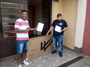 Na foto, o vencedor do sexto prêmio, uma bicicleta,  Rodrigo Soares, ao seu lado o diretor Gil Costa. Empresa: Parker