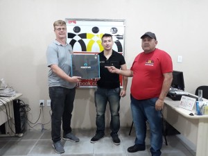Na foto, no meio, o vencedor do terceiro prêmio, um notebook,  Eder Leiria, ao seu lado o presidente,Marcos Muller e o diretor Gil Costa. Empresa: Inbracell