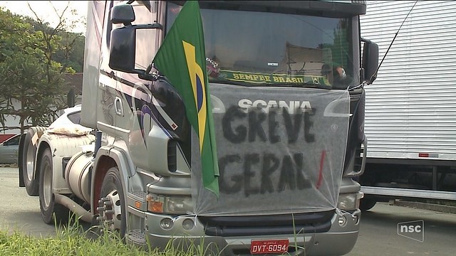 Pesquisa aponta que 70% dos caminhoneiros devem parar no dia 14 de junho