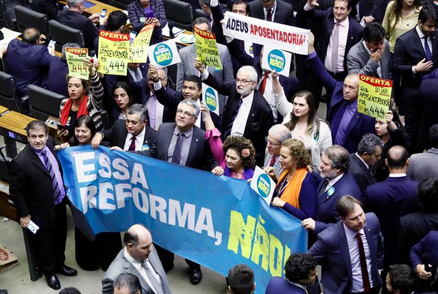 Após liberar R$ 2,5 bi em emendas, governo aprova reforma da Previdência em 1º turno