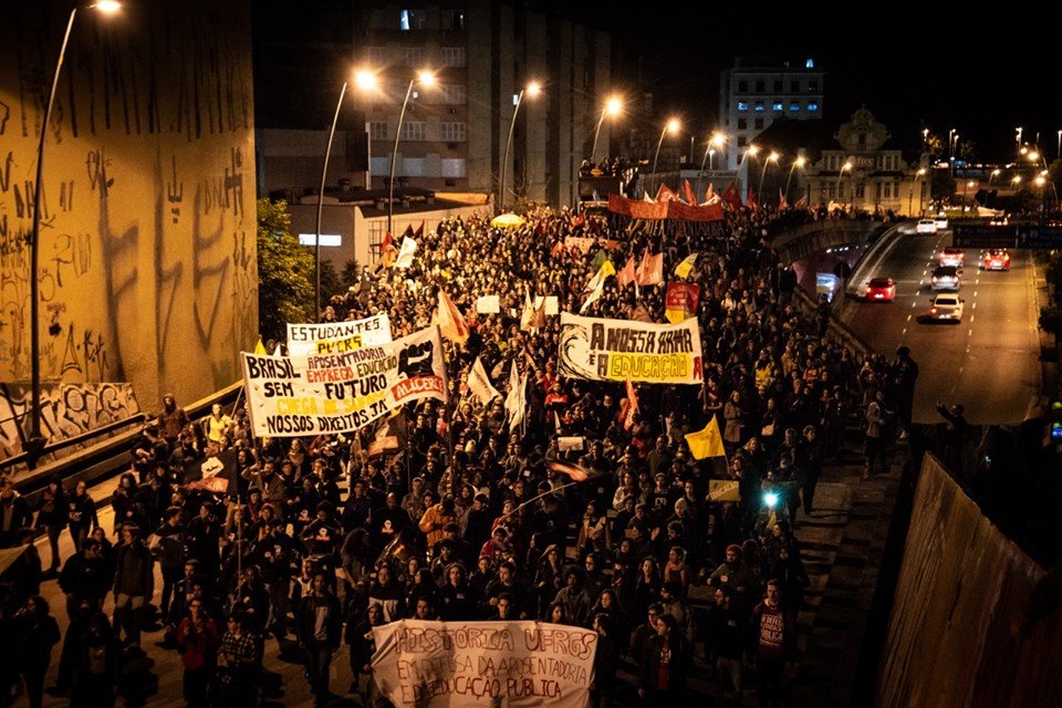 Porto Alegre resiste e mais de 30 mil tomam as ruas em defesa da educação e da aposentadoria
