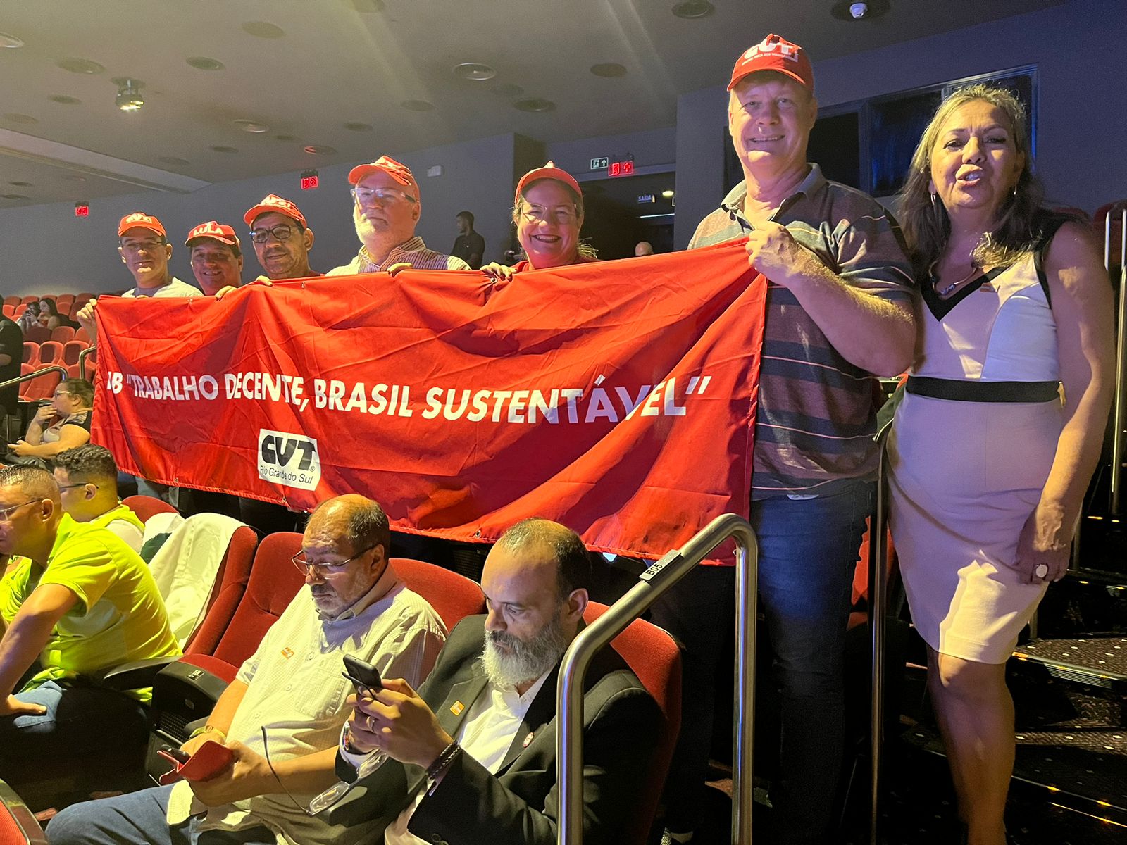 Lula anuncia investimentos e pede luta pela democracia aos gaúchos