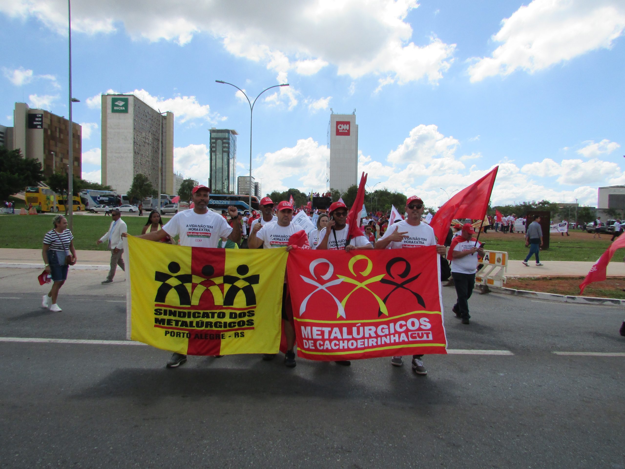 Metalúrgicos de Cachoeirinha reforçam luta pela redução da jornada e o fim da escala 6x1 na Marcha da Classe Trabalhadora em Brasília